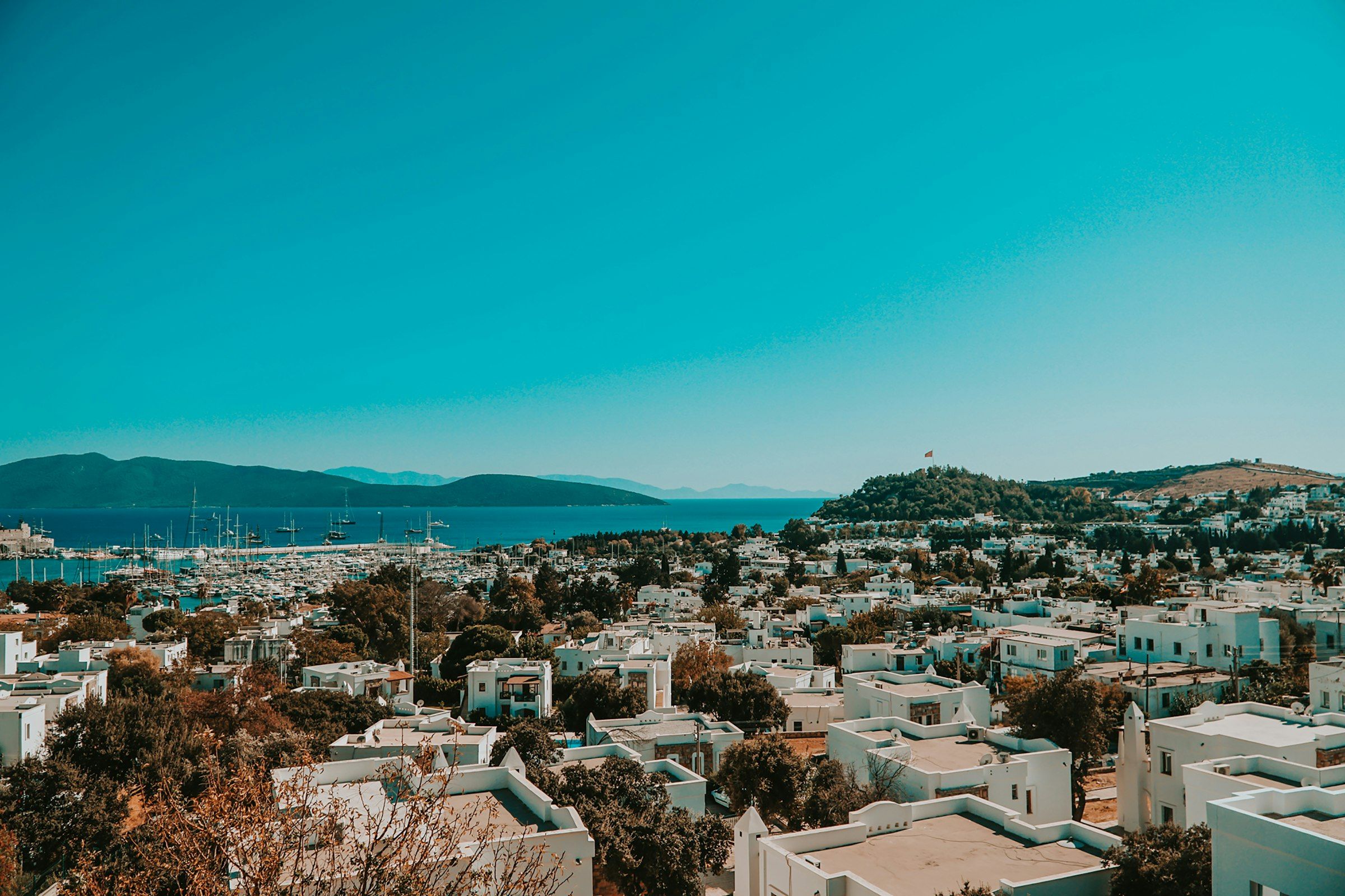 Bodrum'un beyaz binalarının havadan görünümü