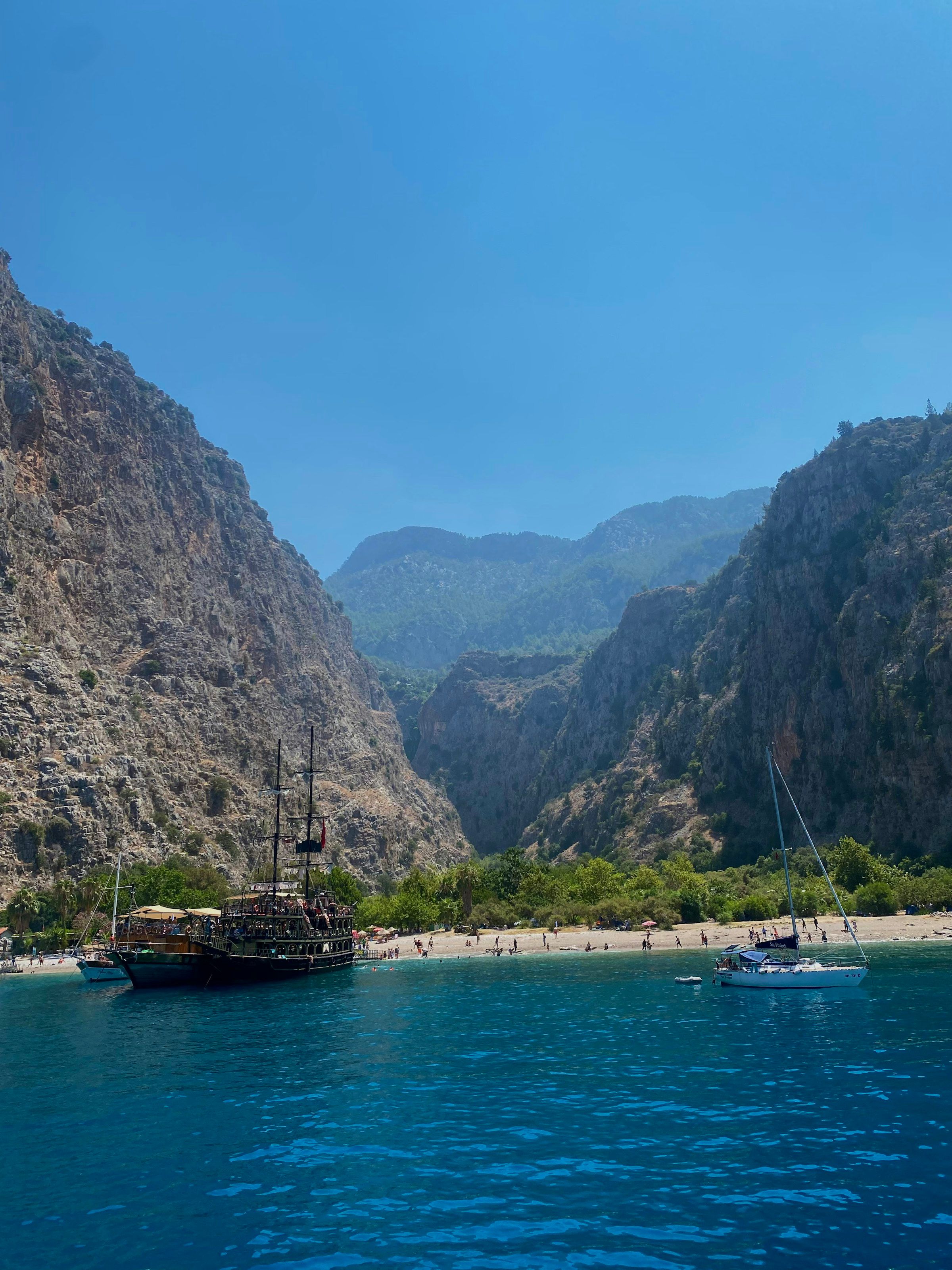 Boote im Wasser am Schmetterlingstal bei Fethiye