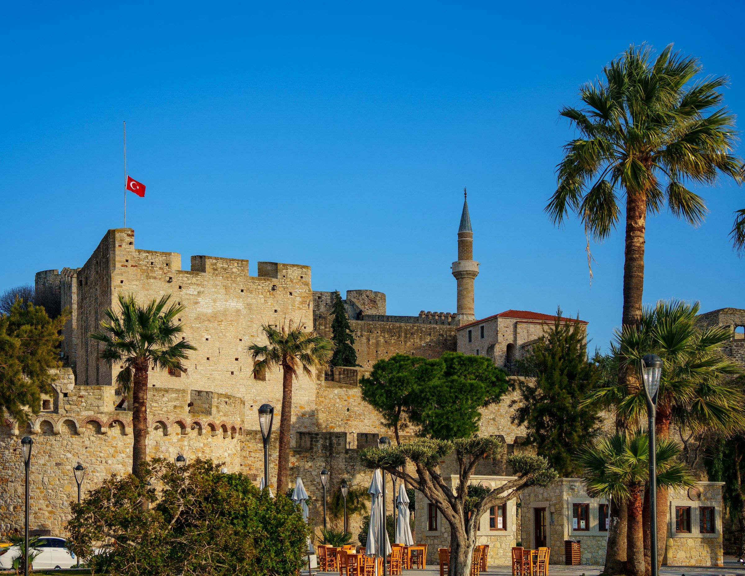 Çeşme Castle between palm trees