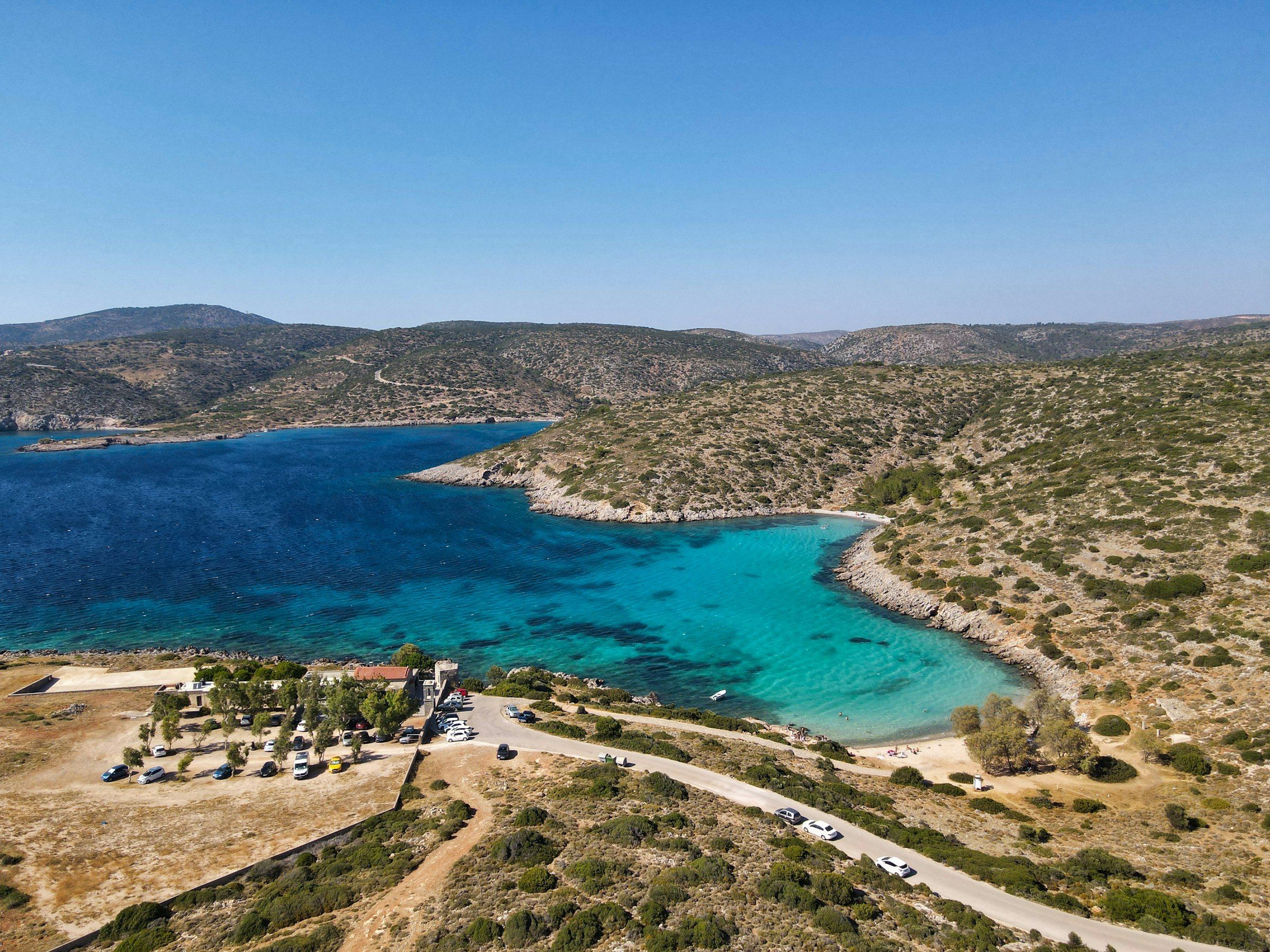 Sakız Adası'nda tepelerle çevrili Agia Dynami koyunun havadan görünümü