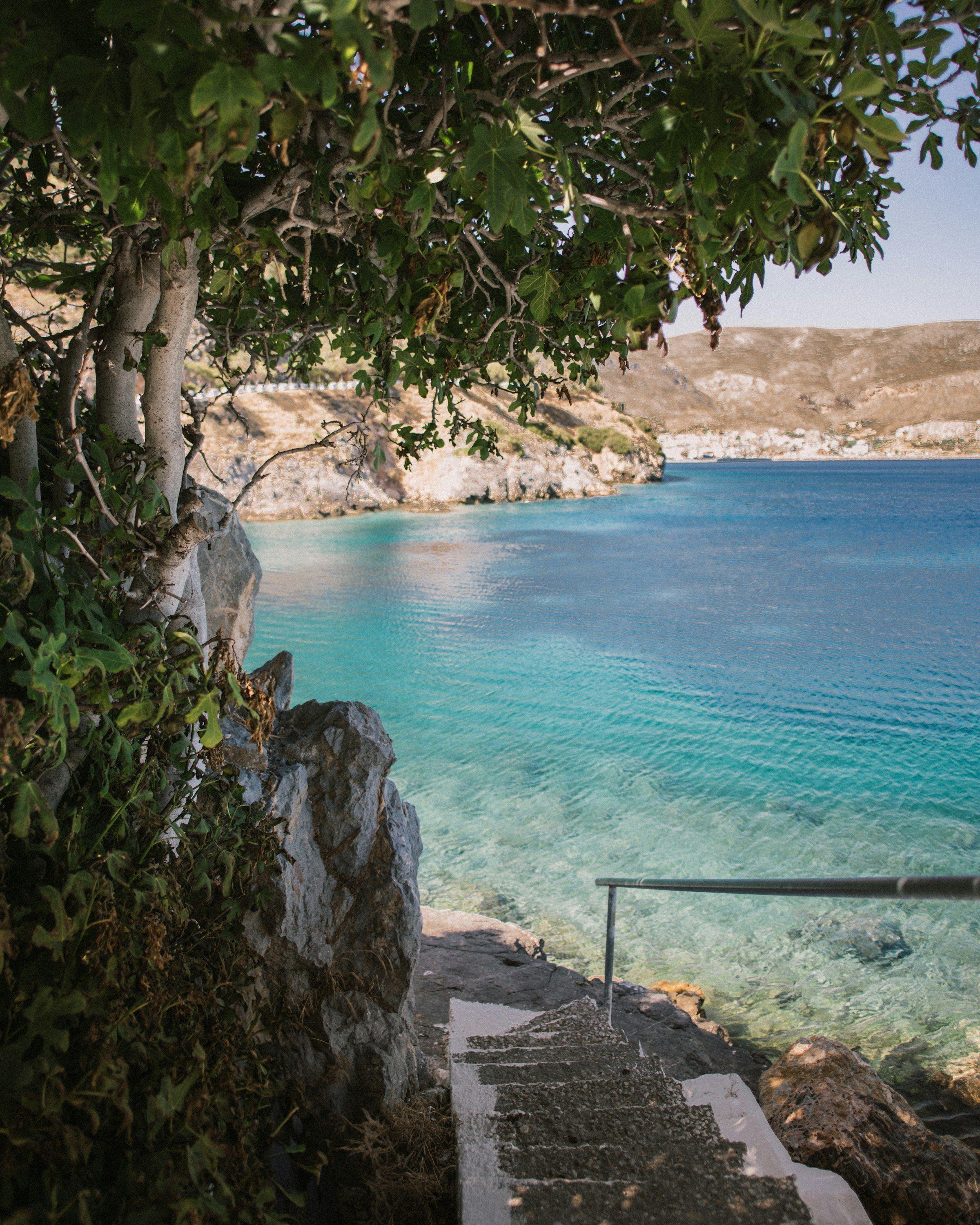 Stufen hinunter zu einer klaren blauen Bucht auf Kalymnos