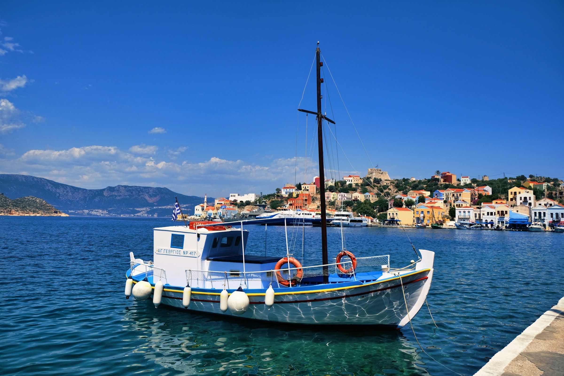 Ein kleines Boot auf dem Wasser vor Kastelorizo
