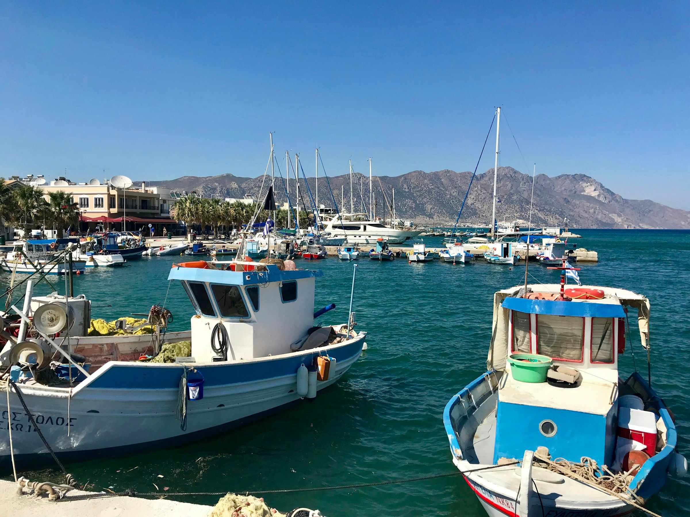 Ein weiß-blaues Boot im Hafen von Kardamaina auf Kos