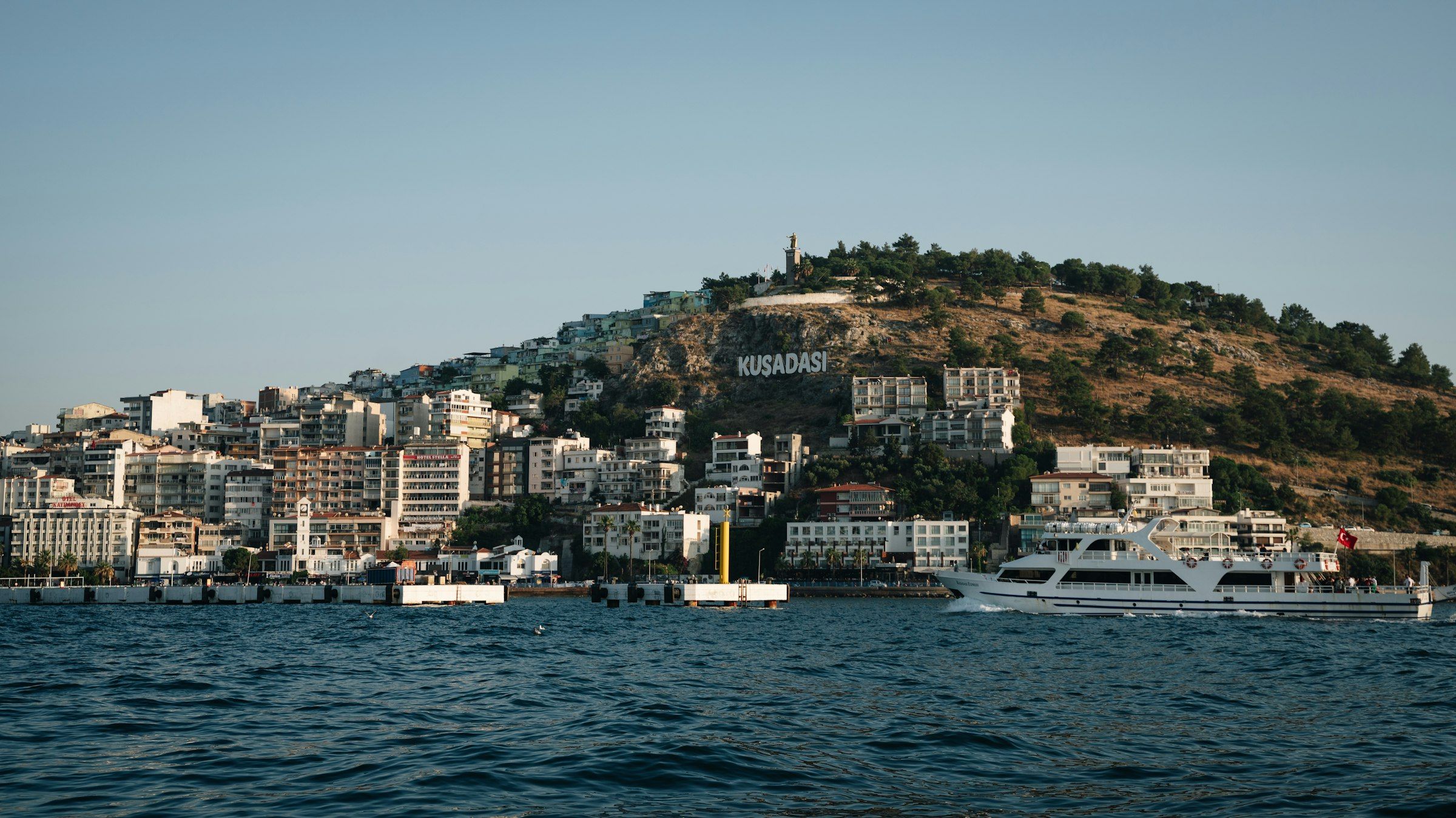 Kuşadası önünde suda bir tekne