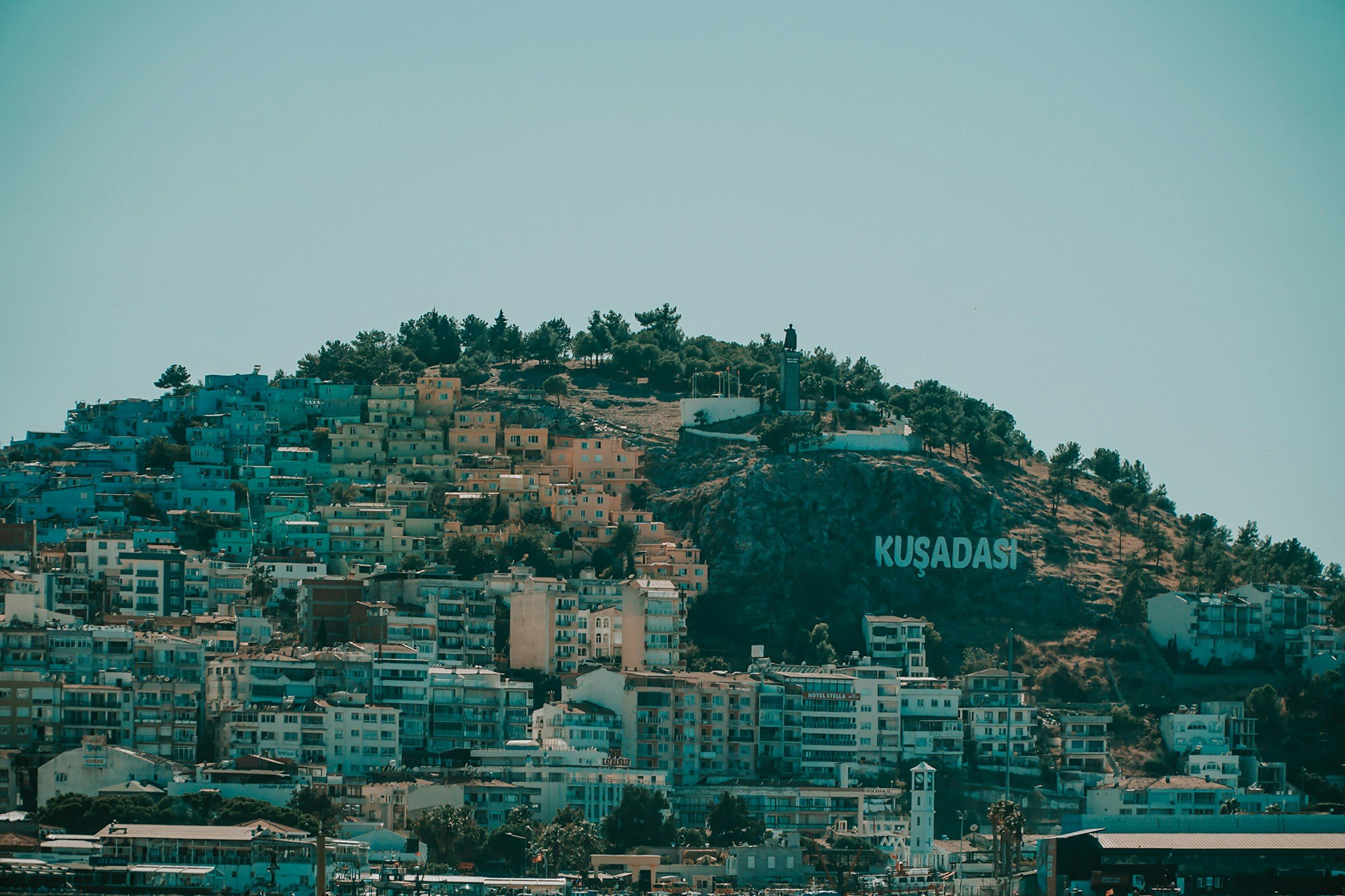Yamaca yayılmış Kuşadası binaları