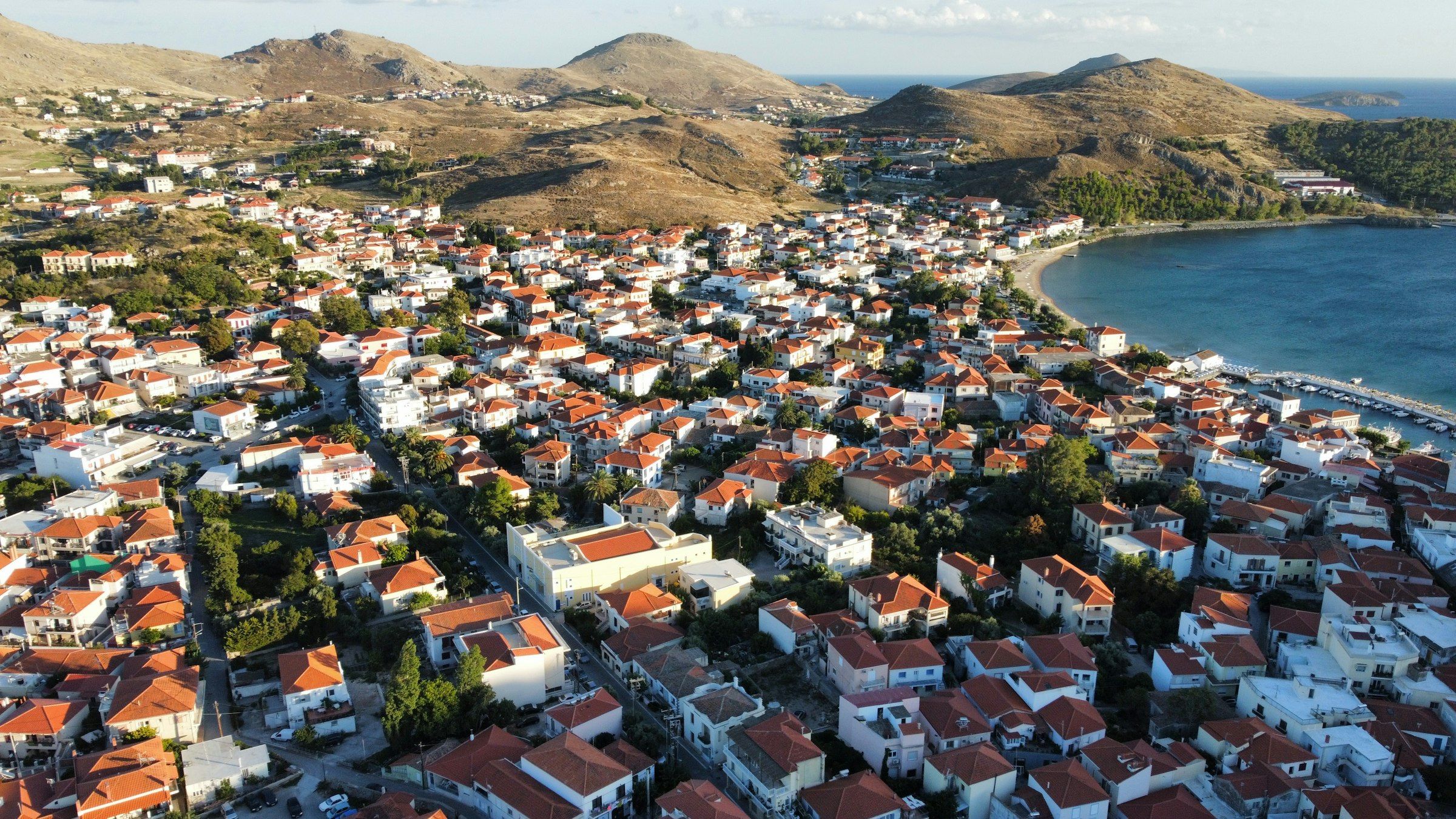 Deniz kenarında kırmızı çatılı bir kasaba