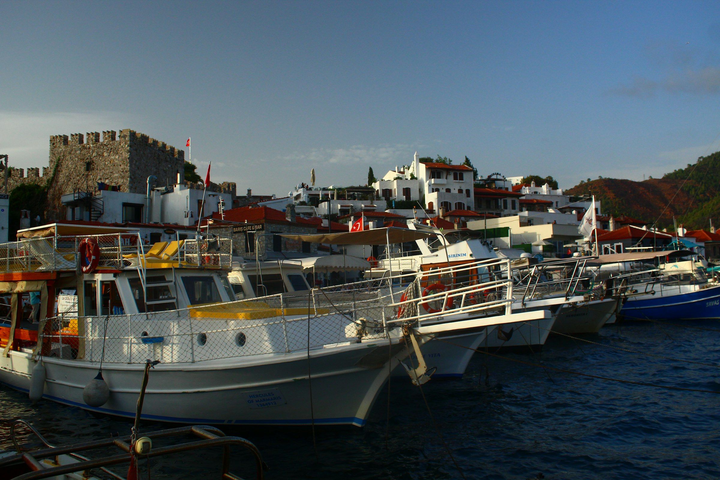 Marmaris limanında bağlı tekneler