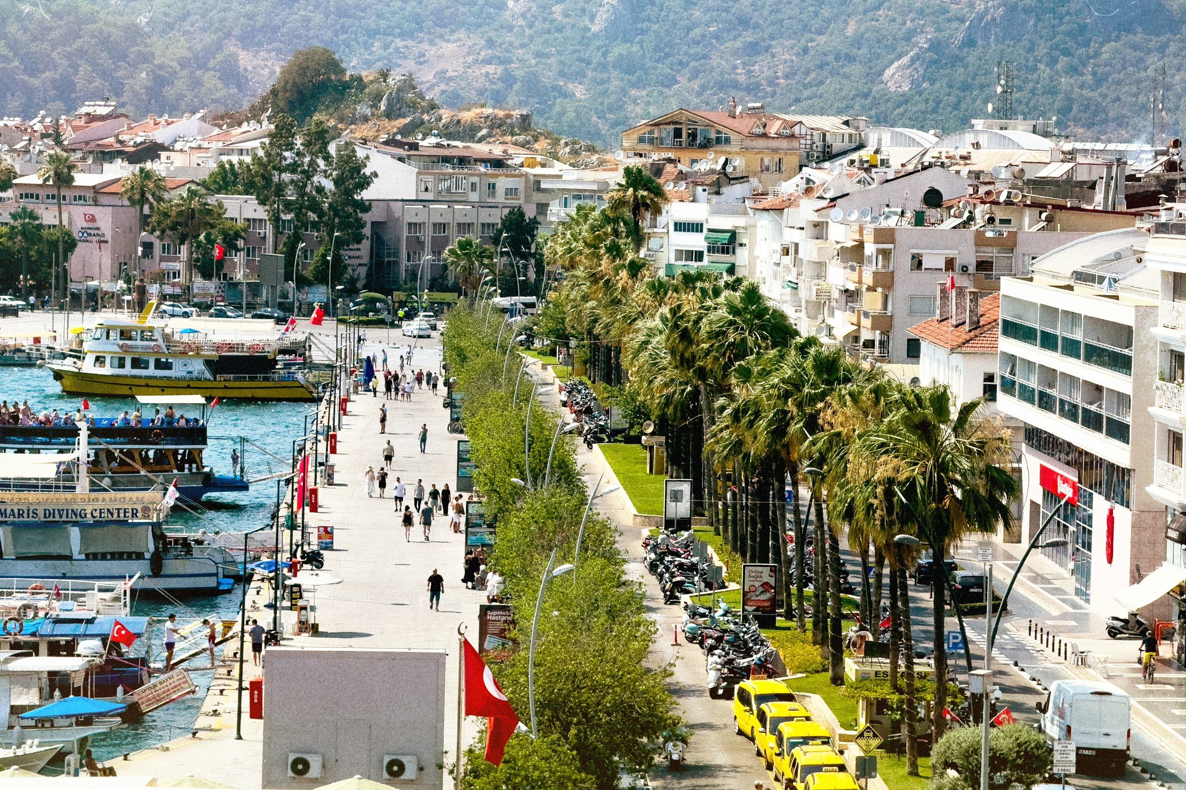 Marmaris'te teknelerle dolu bir marina