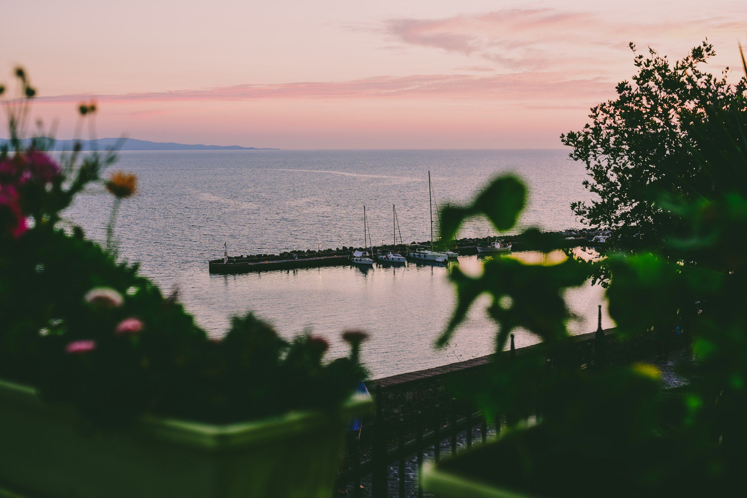 Boote vor Anker im kleinen Hafen von Molyvos