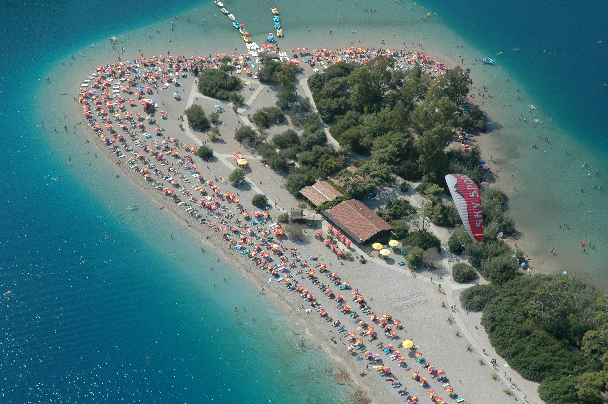 Luftaufnahme eines belebten Sandstrands in Ölüdeniz