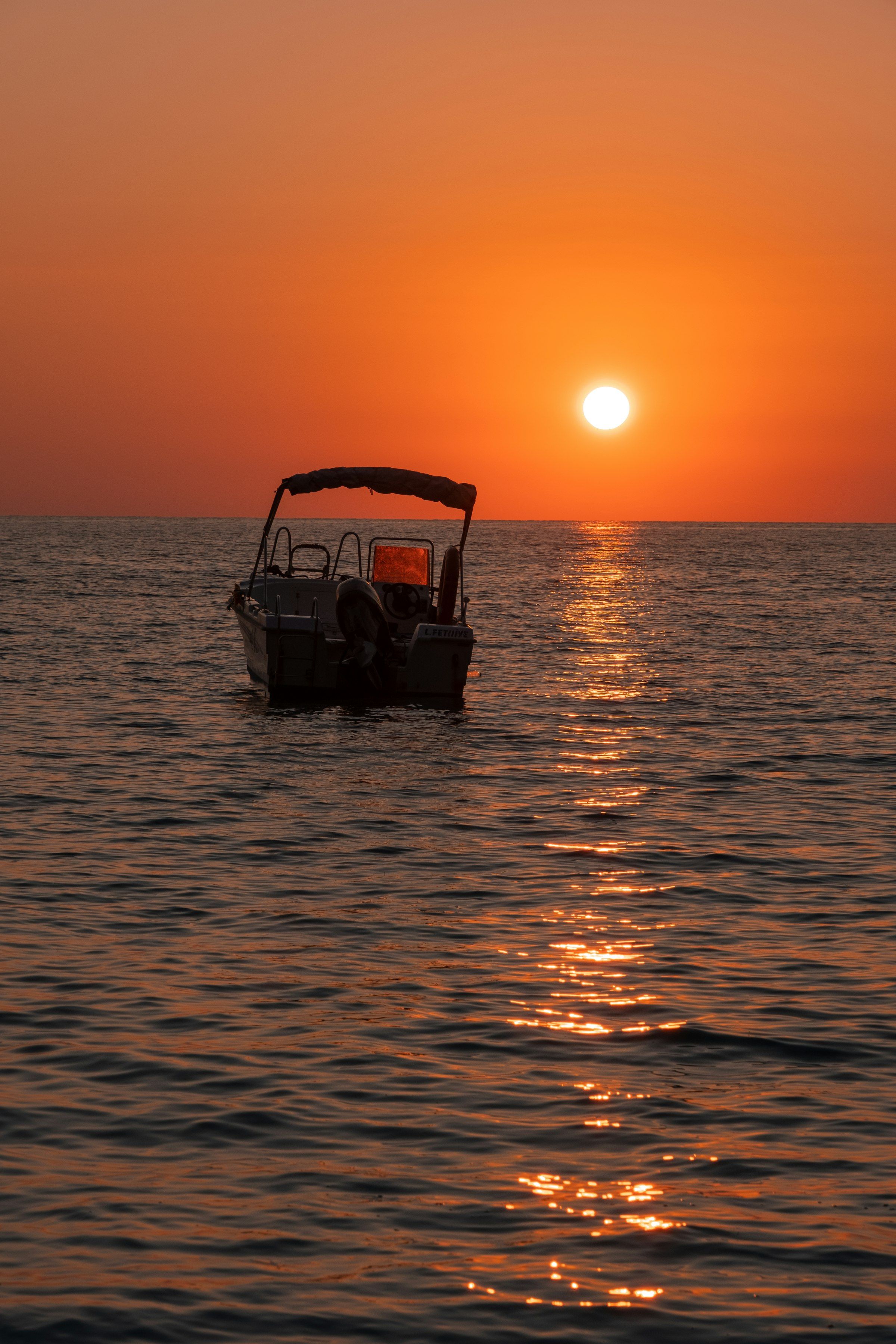 Kleines Boot auf dem Meer bei Sonnenuntergang vor Ölüdeniz