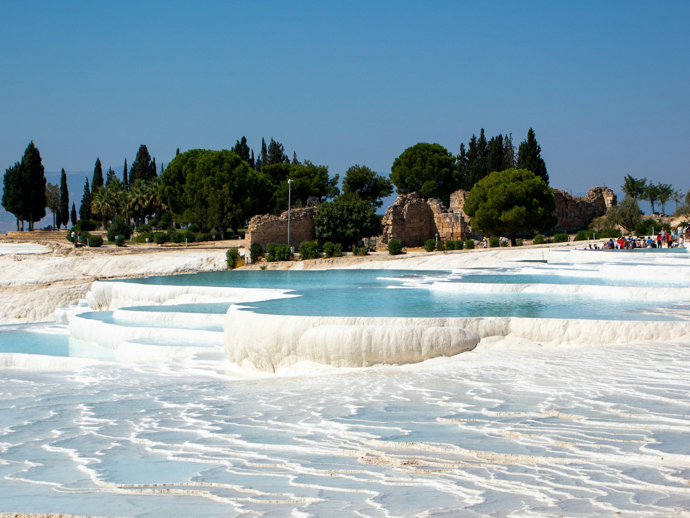 Weiße Sinterterrassen mit Wasserbecken in Pamukkale