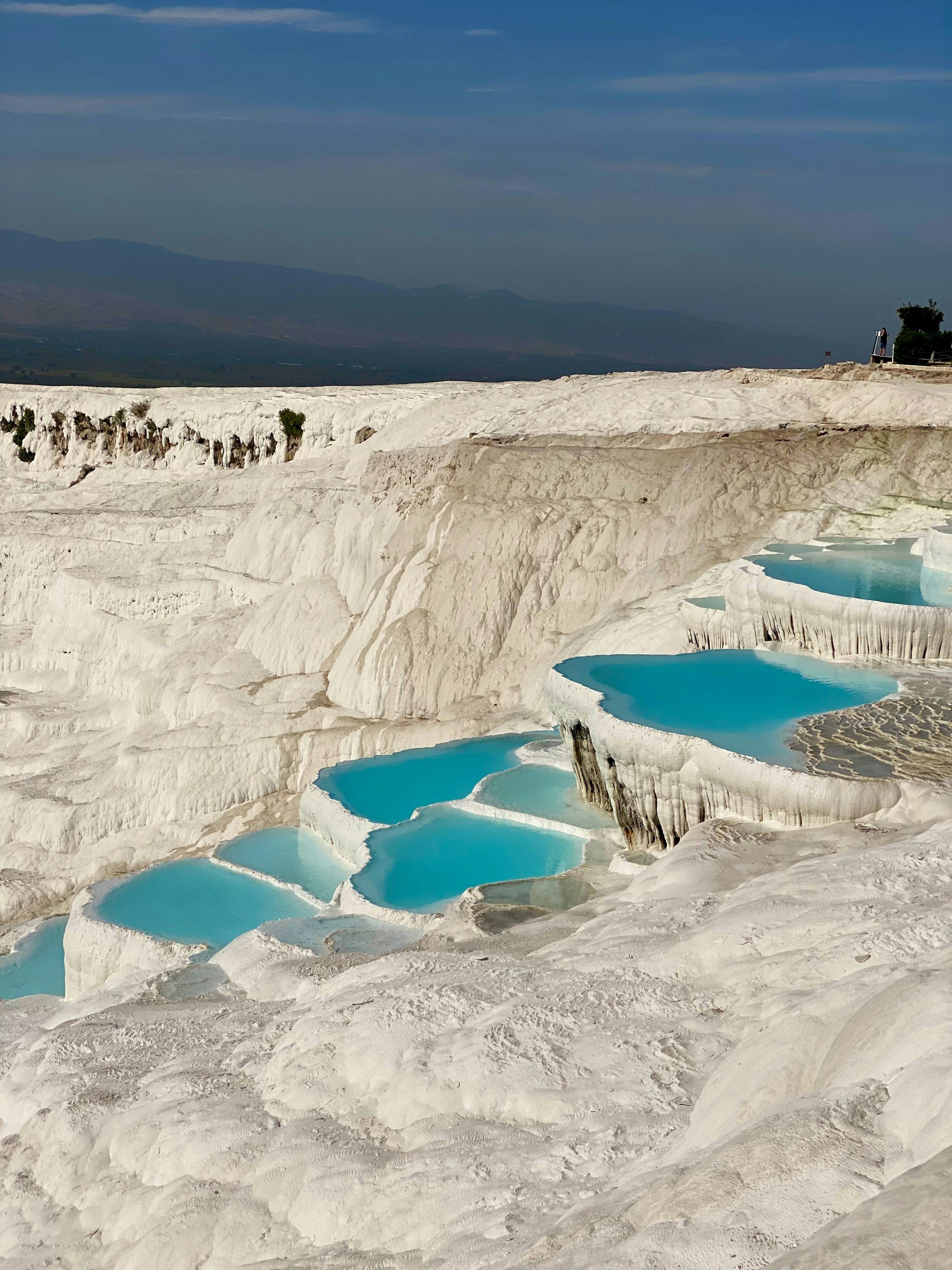 Besucher auf den weißen Sinterterrassen von Pamukkale