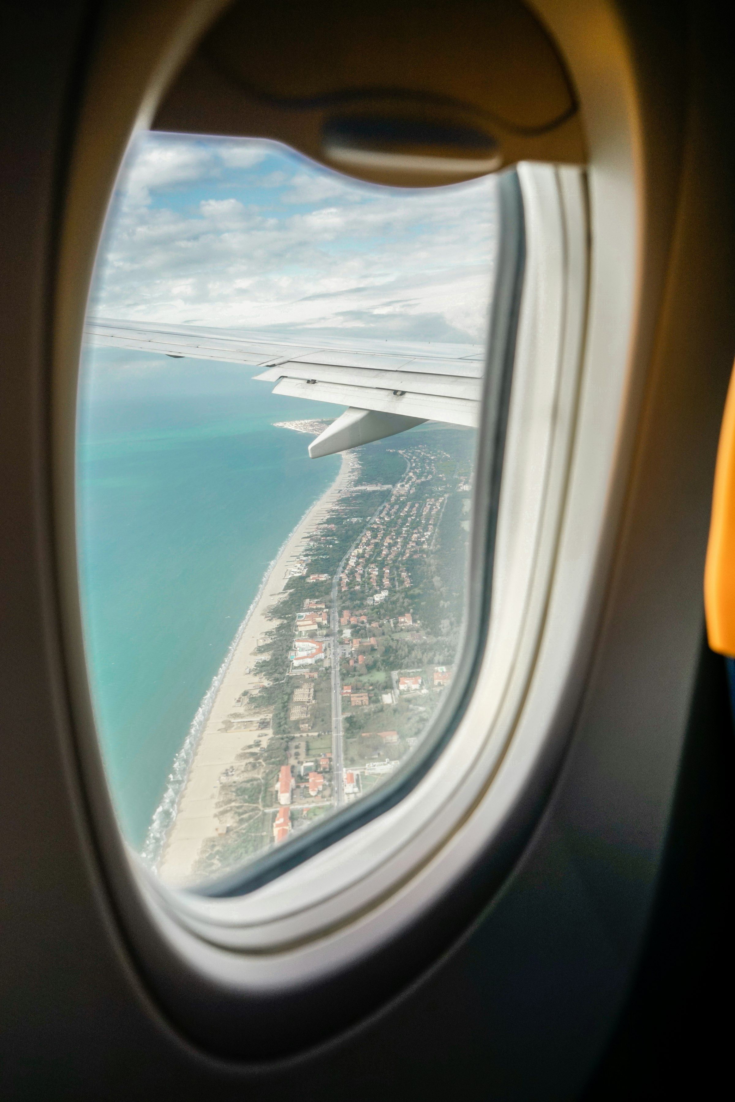 Eine Küstenlinie aus dem Flugzeugfenster