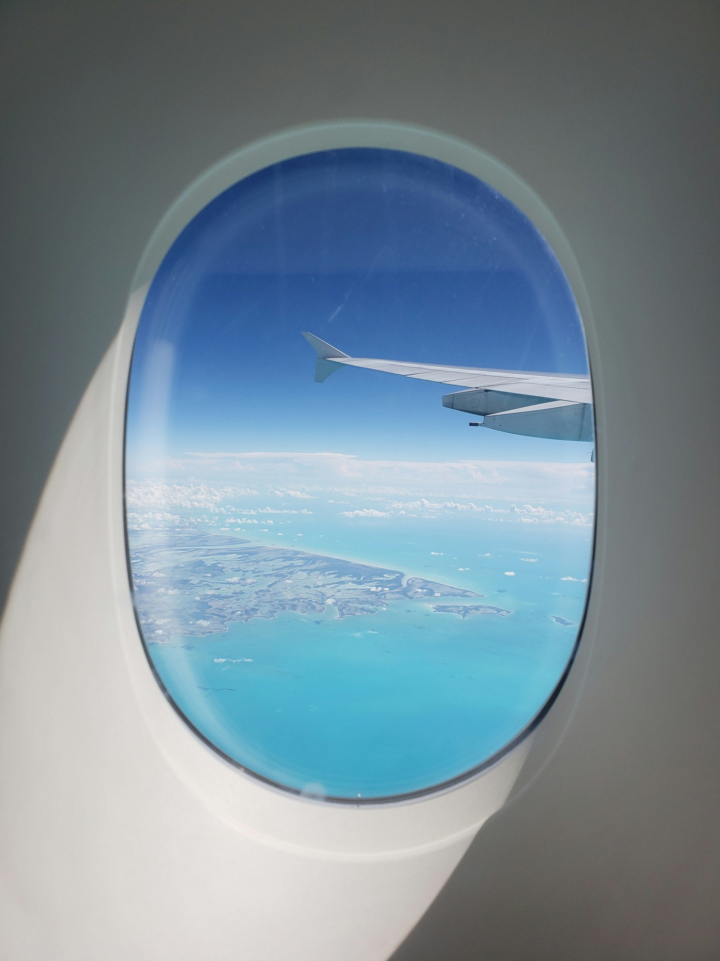 Eine Flugzeugtragfläche über dem Meer