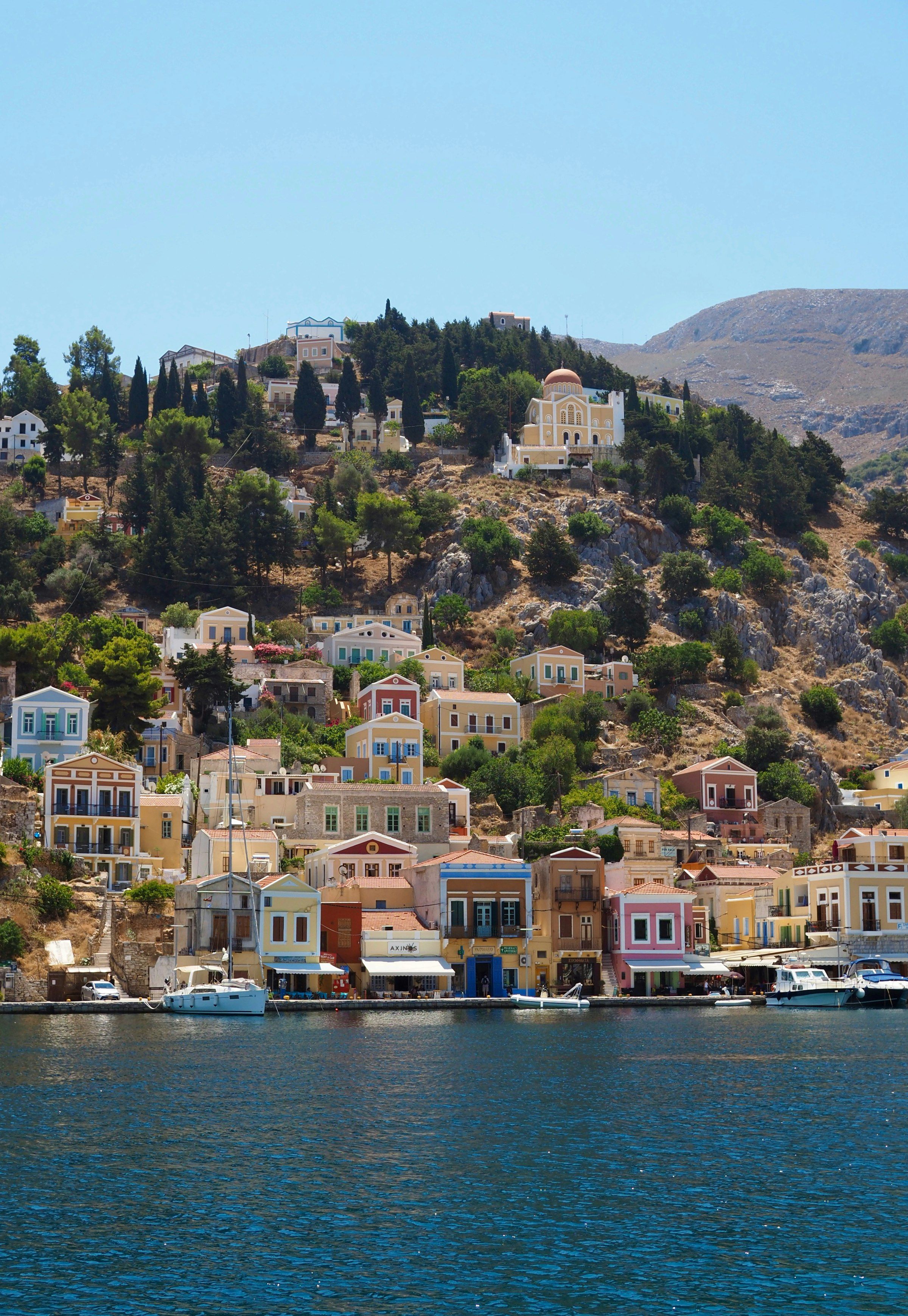 Häuser am Hang über dem Hafen von Symi