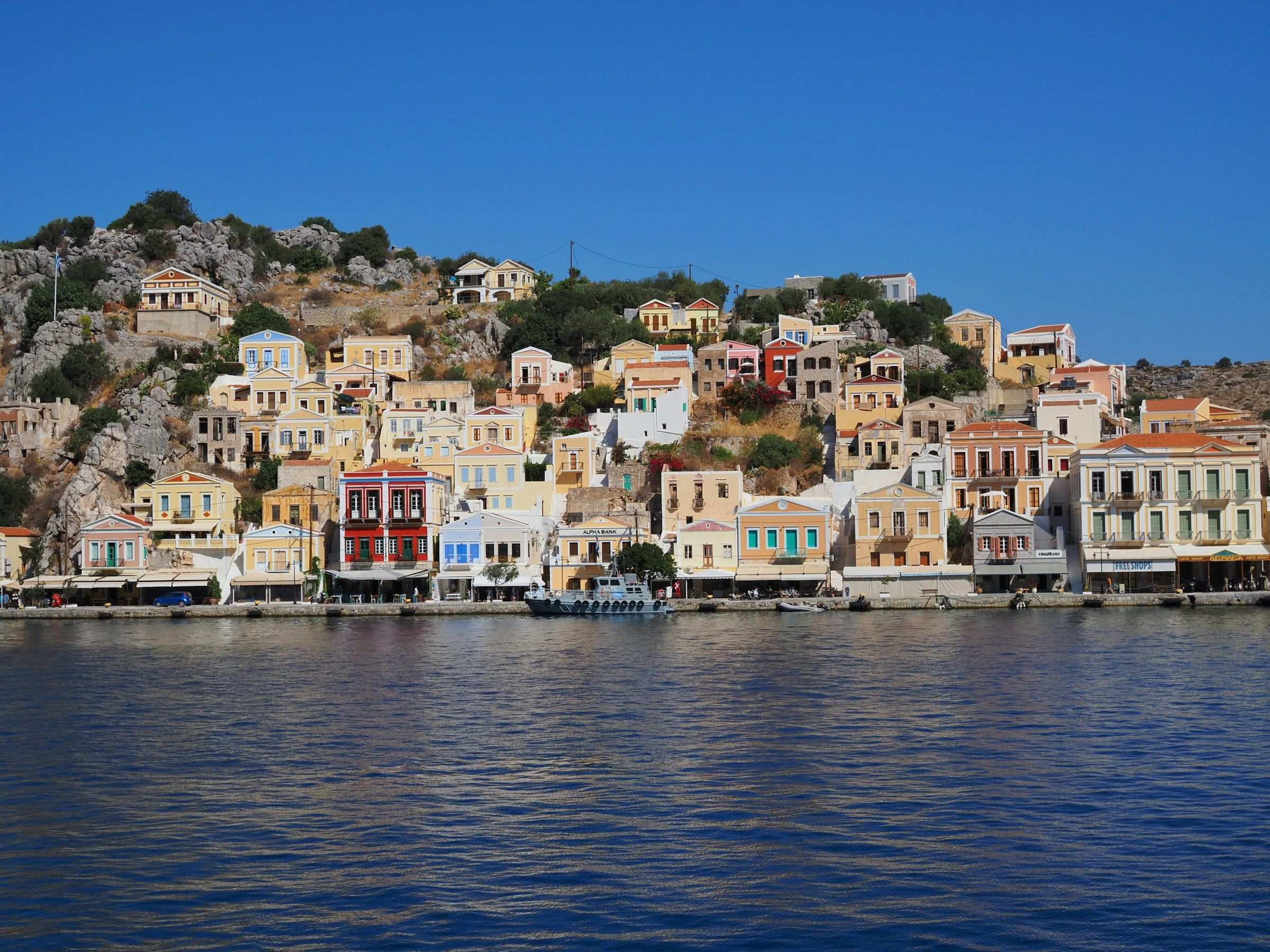 Häuser an der Uferpromenade von Symi